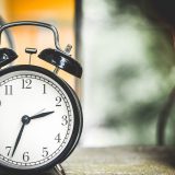 「時計」は英語でclock？watch？「この時計合ってる？」の言い方も紹介！