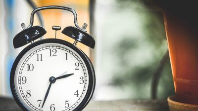 「時計」は英語でclock？watch？「この時計合ってる？」の言い方も紹介！