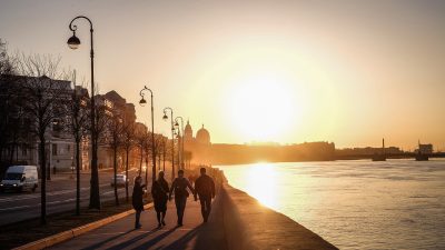 「こんばんは」は英語で何て言う？「Good evening.」以外の表現も使いこなそう！