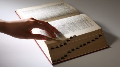 「辞書」は英語で何と言う？