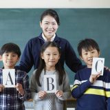 小学生の英語が教科化されるとどうなの？変更点や学習のコツを解説