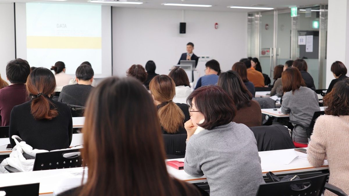 セミナーは英語でなんて言う？Seminarだけじゃない！専門的なセミナーからカジュアルな勉強会までニュアンスごとに解説！