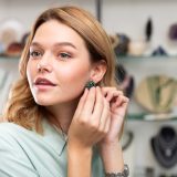 “pierce”は間違い！「ピアス」って英語で何て言う？