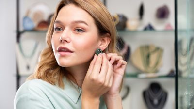 “pierce”は間違い！「ピアス」って英語で何て言う？