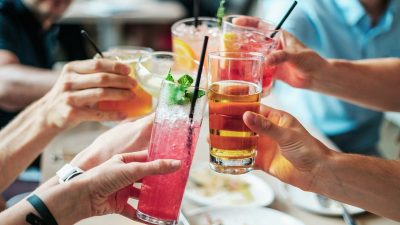 お酒って英語で何て言う？alcohol以外にもあるお酒の英語表現やフレーズを紹介！