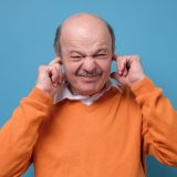 「うるさい！」ってnoisy？とloud？英語でいうには？「味にうるさい人」も解説