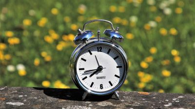 Daylight saving time（DST)、サマータイムとは？調整の仕方から発端や理由まで