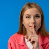 「秘密」って英語で何て言う？「secret」以外にもある秘密の表現のニュアンスを解説！