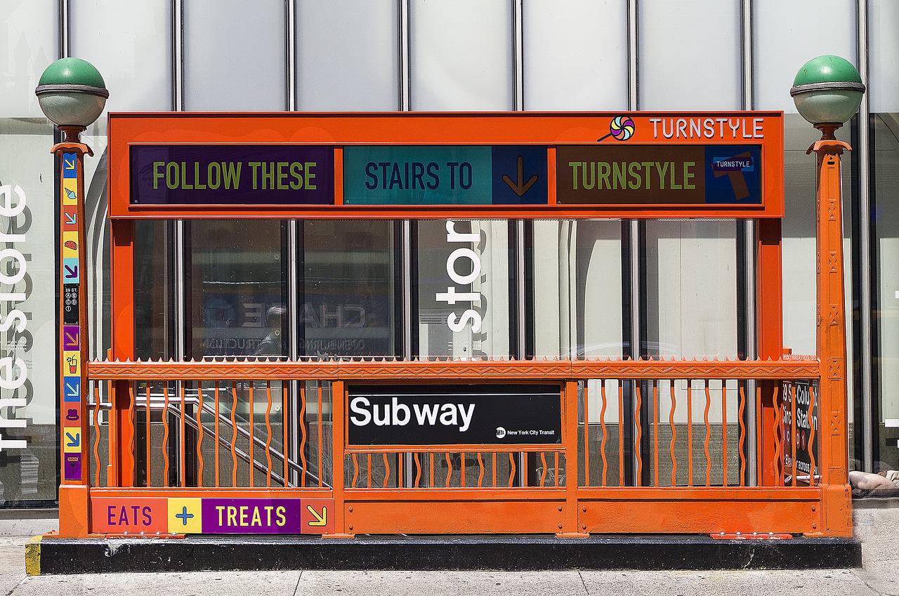 アメリカ英語では 「subway」
