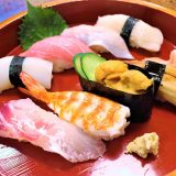 寿司は英語でも「sushi」？刺身との違いは？回転寿司はなんて言う？