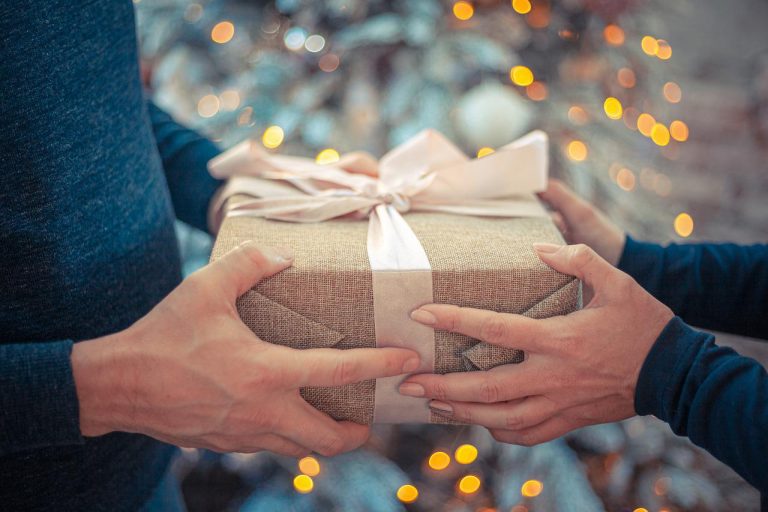 「貰う（もらう）」は英語で何？「～してもらう」も含めて日英の違いを解説| Kimini英会話