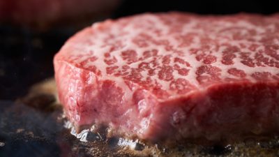 “sizzle”の意味は何？「シズル感」や「しずる」に関しても紹介