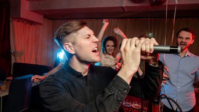 「カラオケ」は英語でKARAOKEでいいの？歌いやすい！盛り上がる洋楽も紹介