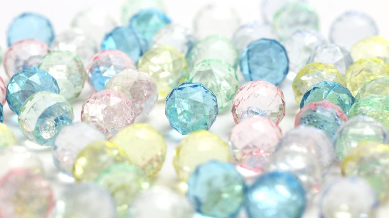 「アクリル」は英語で何て言う？ アクリルスタンド・アクリル絵の具なども紹介