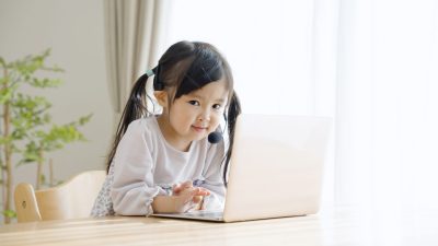 2歳からオンライン英会話？早く始めるメリットとデメリットや2歳児の英語学習法を解説