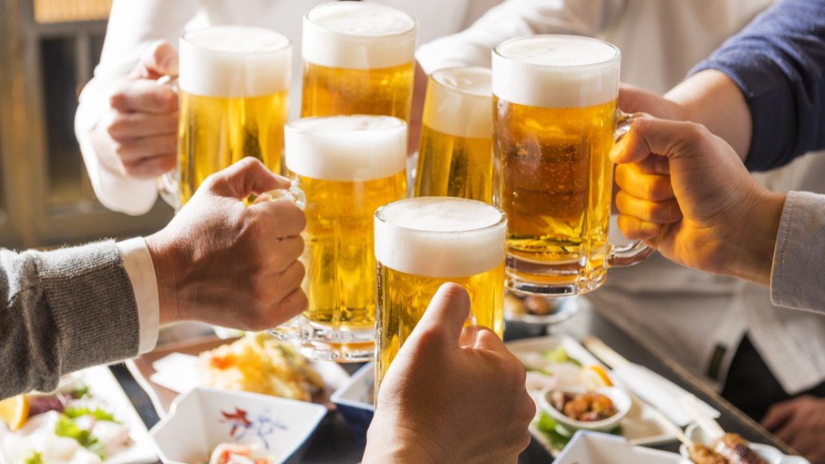 飲み会に関連する英語。誘い方・誘われた時の返事・お酒のオーダーから急性アルコール中毒まで