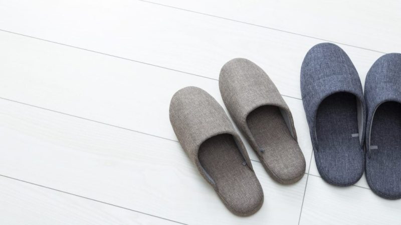 「スリッパ」は英語で何て言う？ アメリカとイギリスでの呼び方の違いも含めて解説