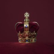 「王冠」は英語で？地位ある者がつける象徴。サークレットとティアラの違いも紹介