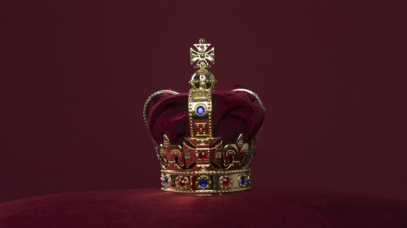 「王冠」の英語”crown”の意味はたくさん！サークレットとティアラの違いも解説。