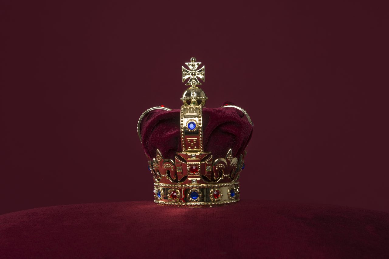 「王冠」は英語で？地位ある者がつける象徴。サークレットとティアラの違いも紹介