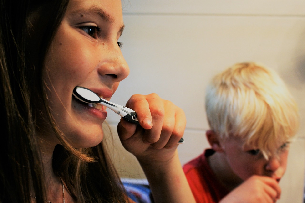 歯磨きのときに使う擬音語「ガラガラ」「ゴシゴシ」は英語で何て言う？