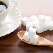 「砂糖」は英語で何て言う？ 黒砂糖や角砂糖などの言い方も含めて解説