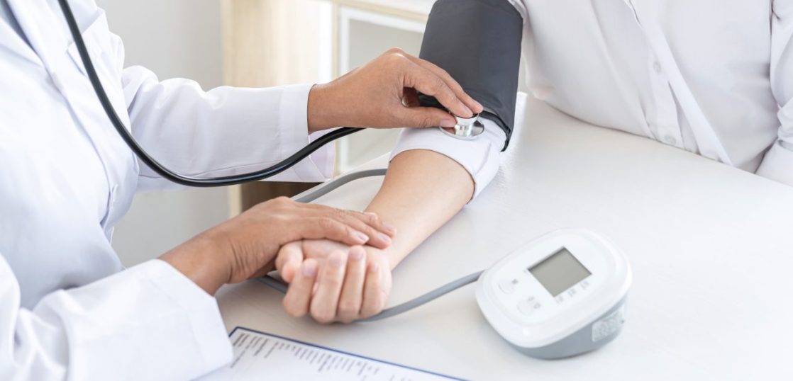 「血圧」は英語で何て言う？ 高血圧や低血圧から、バイタルサインの略語まで解説