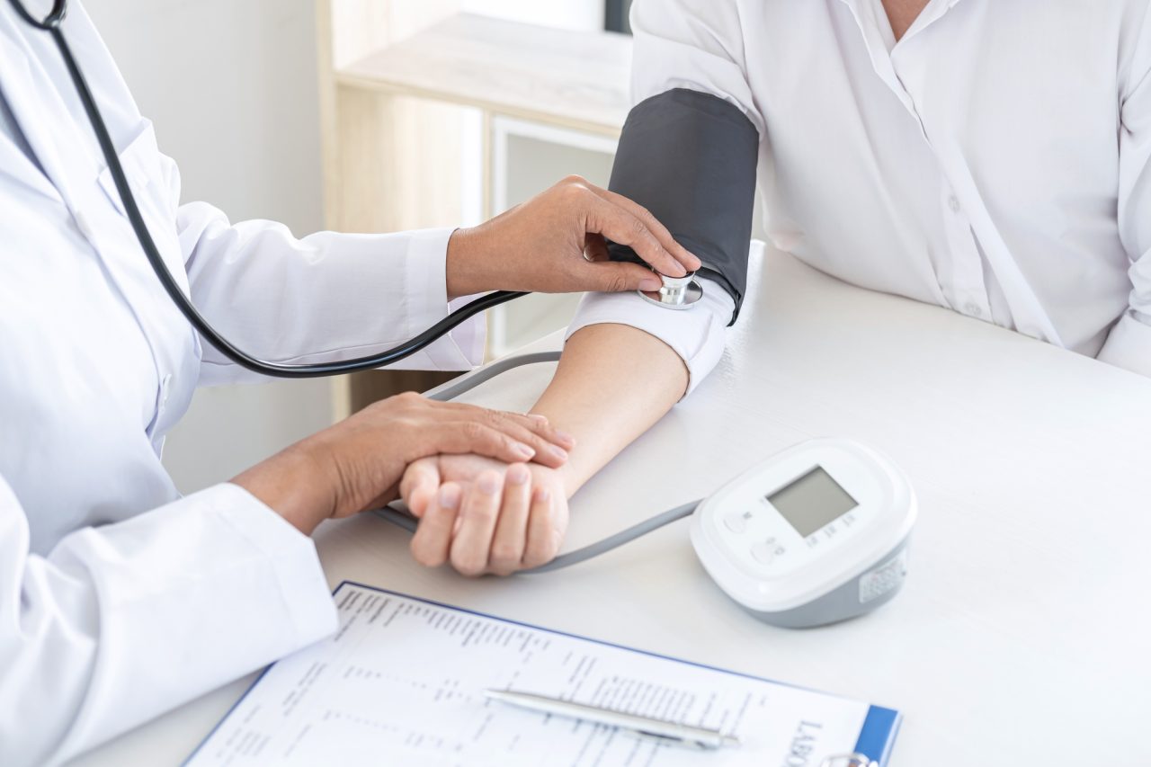 「血圧」は英語で何て言う？ 高血圧や低血圧から、バイタルサインの略語まで解説