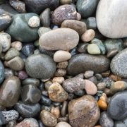 「石」は英語で何て言う？誕生石や石にまつわることわざの英語表現なども解説