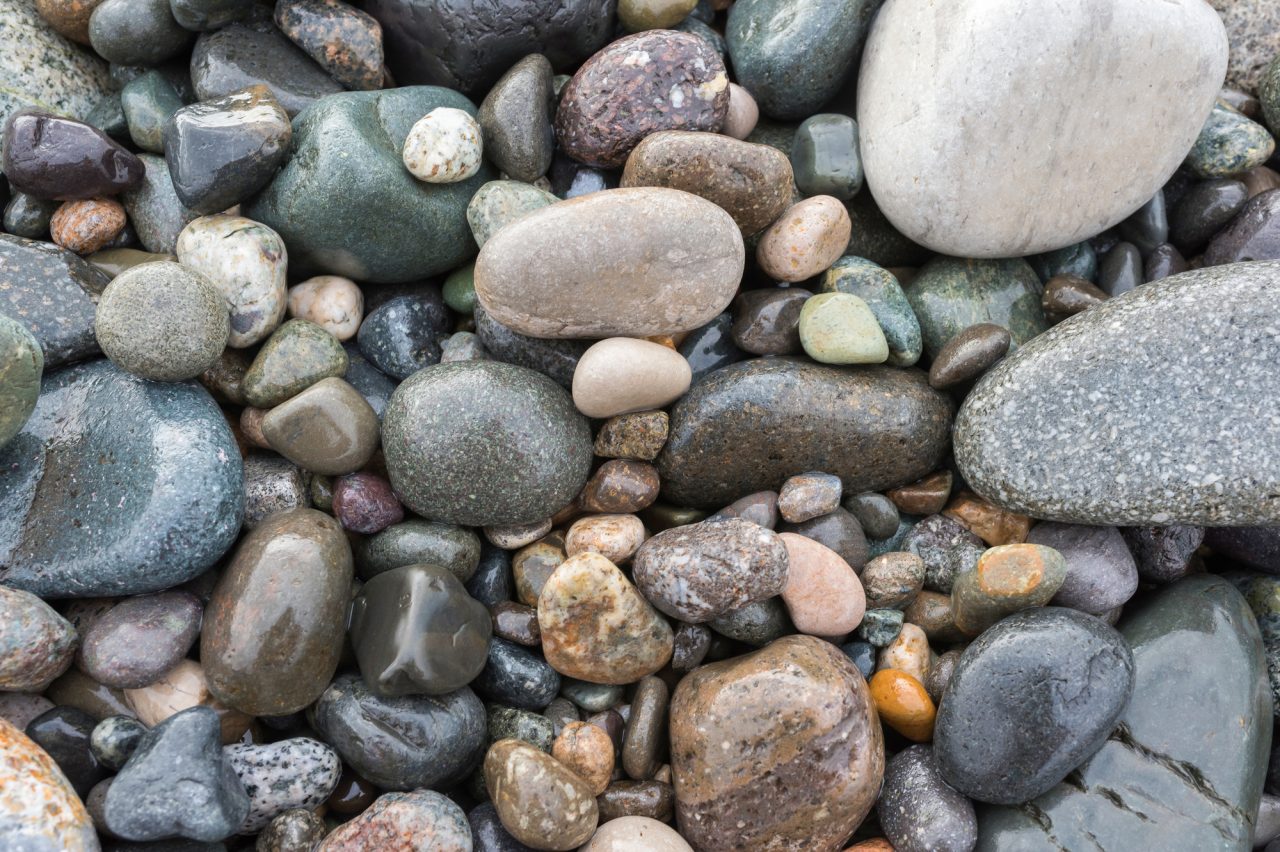 「石」は英語で何て言う？誕生石や石にまつわることわざの英語表現なども解説