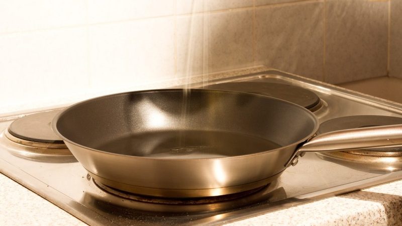 「フライパン」の英語ってなんて言うの？お料理に欠かせないアイテムを表現