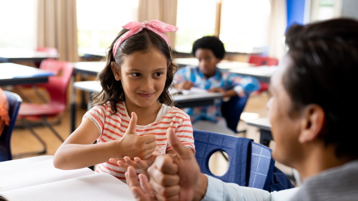 「手話」は英語で何と言う？世界共通の”ASL”や日本手話との違いなどを徹底解説！
