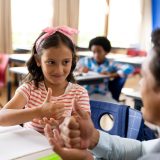 「手話」は英語で何と言う？世界共通の"ASL"や日本手話との違いなどを徹底解説！
