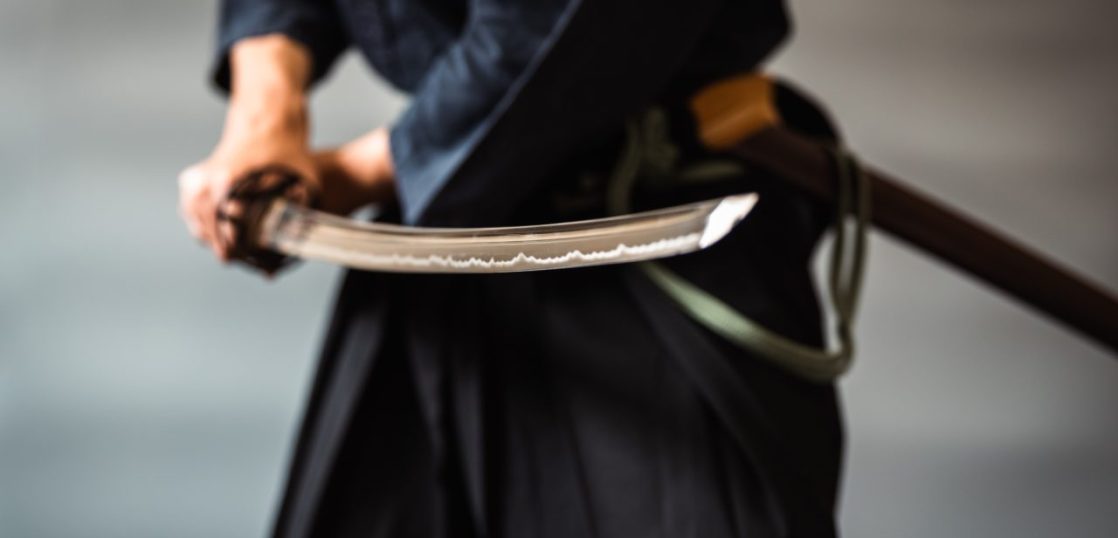 「剣や日本刀」の英語は何て言う？諸刃の剣・手裏剣・剣道と居合道など日本文化の表現を紹介