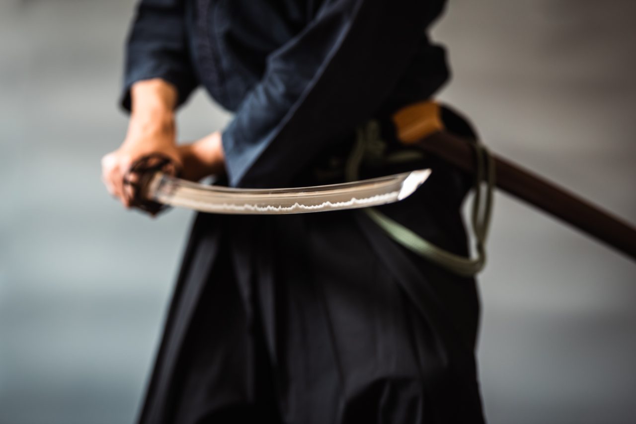 「剣や日本刀」の英語は何て言う？諸刃の剣・手裏剣・剣道と居合道など日本文化の表現を紹介