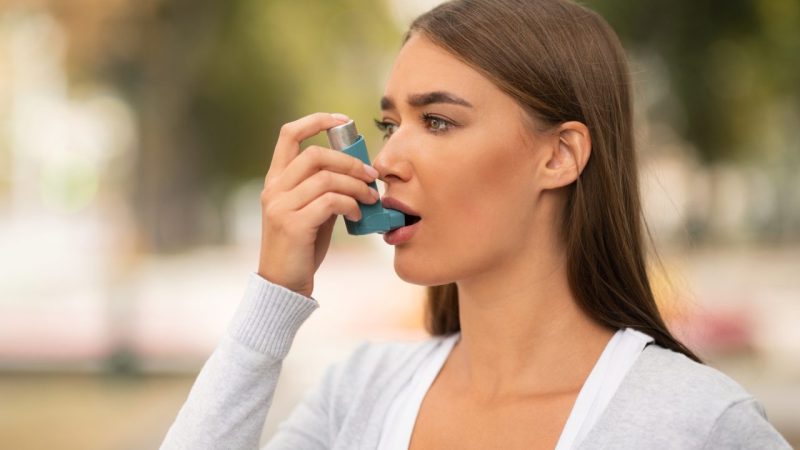 「喘息」は英語で何て言う？「気管支」や「吸入薬」などの関連語も紹介