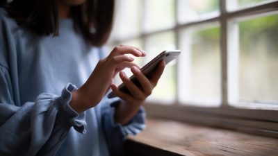 「中毒」は英語で何て言う？スマホ中毒やネット依存・急性アルコール中毒の言い方も紹介