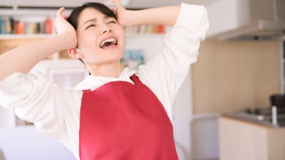 「キャパオーバー」の意味は何？いっぱいいっぱい等の言い換えや思考停止との関連性も紹介