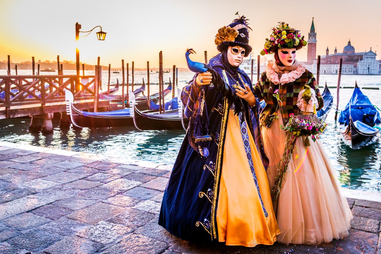 マスカレード」の意味って何？仮面舞踏会・見せかけ・成りすましから