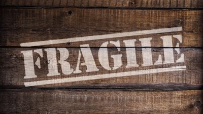 fragileの意味や使い方は？物や人が壊れやすいときの英語やスラングも紹介