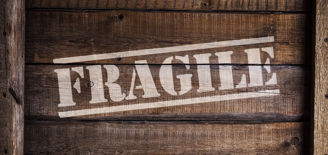 fragileの意味や使い方は？物や人が壊れやすいときの英語やスラングも紹介| Kimini英会話