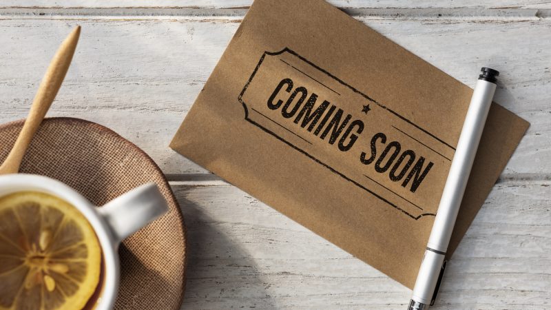 “coming soon（カミングスーン）”はどういう意味？映画の公開など使われている場面が沢山！