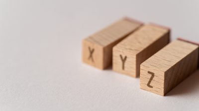 xyzの意味って？カクテル・スラングなどユニークな英語表現を紹介