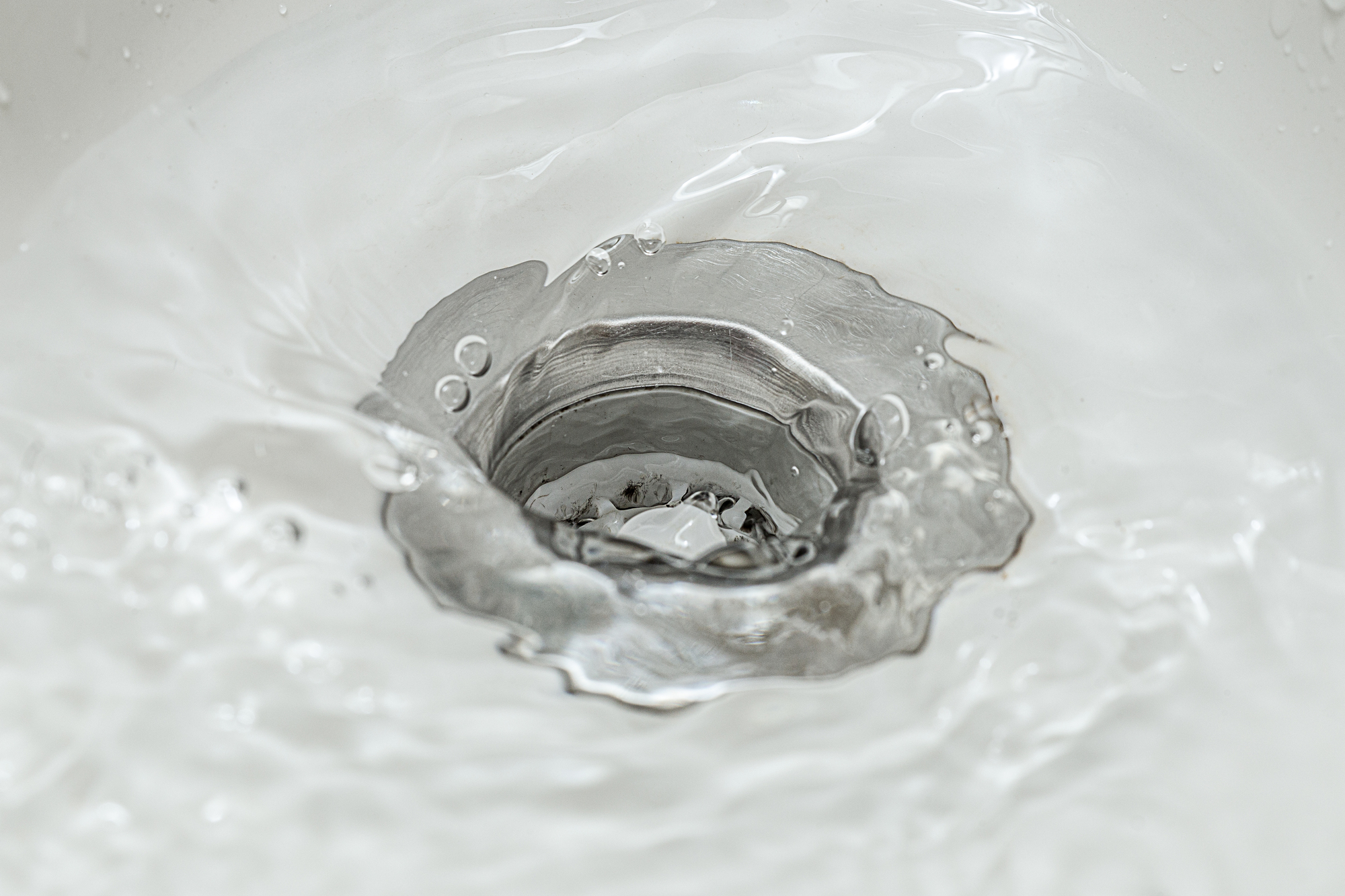 drainの意味と使い方は？野菜の水切り、へとへと、無駄になる等の英語も紹介| Kimini英会話