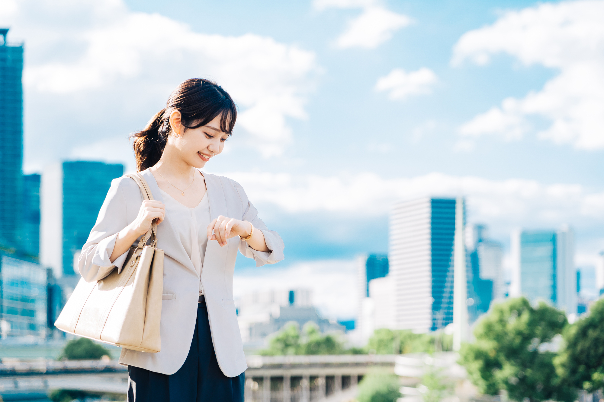 meanwhileの意味と使い方は？「その間」「その一方で」などの英語表現を紹介| Kimini英会話