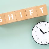 "shift"の意味は「移す」だけではない？"shift"の意味をまるっと理解！