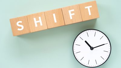 “shift”の意味は「移す」だけではない？”shift”の意味をまるっと理解！