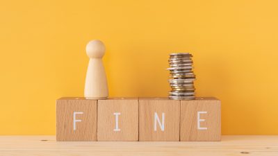 「罰金」は英語で何て言う？罰金の意味や罰金にまつわる英語を解説！