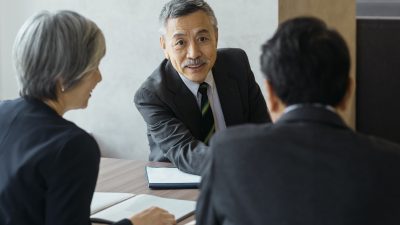 【persuade】の意味とは？「説得する」の英語、convinceとの違いも解説