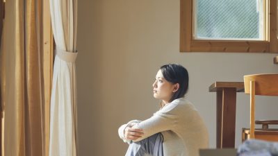 「ホームシック」の意味は何？英語”Homesick”の使い方や言い換えも紹介